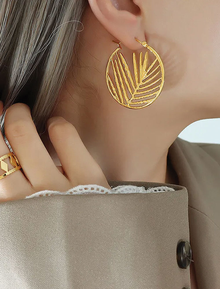 SE // BAMBOO LEAF HOLLOW OUT EARRINGS, GOLD - Image 3