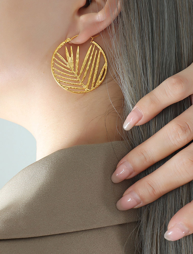 SE // BAMBOO LEAF HOLLOW OUT EARRINGS, GOLD - Image 2