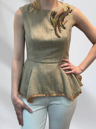 GIZIA // ROUND NECK EMBROIDERED SLEEVELESS PEPLUM TOP, CAMEL