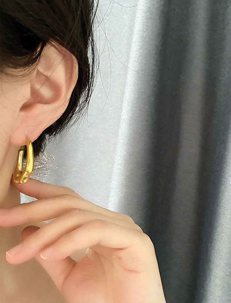 SE // IRREGULAR C SHAPE SURGICAL STEEL EAR STUDS, GOLD - Image 2